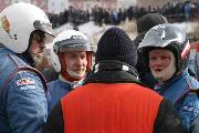 Гонщики обсуждают заезд